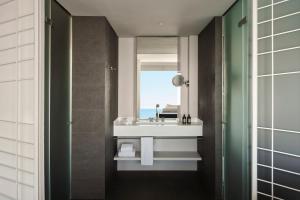 Ein Badezimmer in der Unterkunft W Barcelona