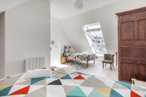 un dormitorio con una cama y una silla en Maison Odalphine - Calme et nature, en Ile-aux-Moines