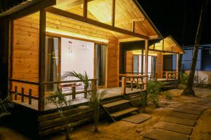 ein kleines Holzhaus mit einigen Pflanzen davor in der Unterkunft The Pearl Beach Resort in Canacona