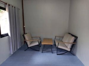 チャン島にあるKohchang FuengFahの窓のある客室で、椅子2脚とテーブル1台が備わります。