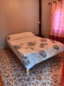 1 cama en un dormitorio con vistas a las faldas en Kohchang FuengFah, en Ko Chang