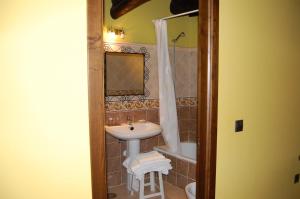 een badkamer met een wastafel, een douche en een toilet bij Pacio do Sil in La Rúa