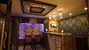 TV a/nebo společenská místnost v ubytování Hotel Shantinivas !! 100 Mts From TARAPITH TEMPLE !!