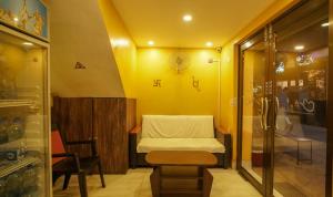 Posezení v ubytování Hotel Shantinivas !! 100 Mts From TARAPITH TEMPLE !!