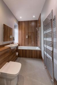 Northern Sands Hotel في Dunnet: حمام مع مرحاض ومغسلة ودش