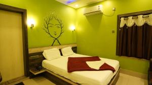 Postel nebo postele na pokoji v ubytování Hotel Shantinivas !! 100 Mts From TARAPITH TEMPLE !!