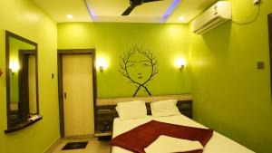 Postel nebo postele na pokoji v ubytování Hotel Shantinivas !! 100 Mts From TARAPITH TEMPLE !!