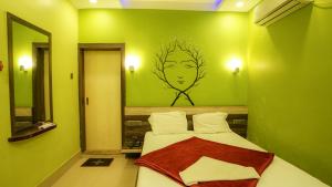 Postel nebo postele na pokoji v ubytování Hotel Shantinivas !! 100 Mts From TARAPITH TEMPLE !!