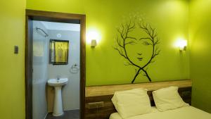 Koupelna v ubytování Hotel Shantinivas !! 100 Mts From TARAPITH TEMPLE !! + 36 fotografií