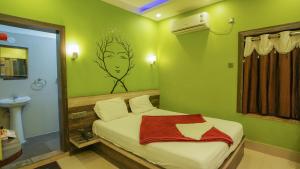 Postel nebo postele na pokoji v ubytování Hotel Shantinivas !! 100 Mts From TARAPITH TEMPLE !!