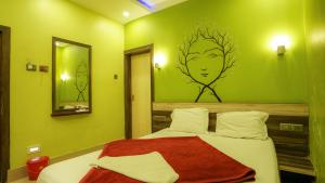 Postel nebo postele na pokoji v ubytování Hotel Shantinivas !! 100 Mts From TARAPITH TEMPLE !!