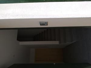 ein Treppenhaus mit einem Loch in der Decke in der Unterkunft Felip in Begur