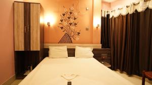 Postel nebo postele na pokoji v ubytování Hotel Shantinivas !! 100 Mts From TARAPITH TEMPLE !!