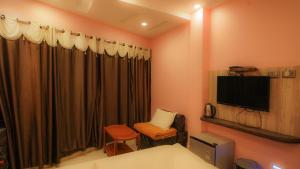 TV a/nebo společenská místnost v ubytování Hotel Shantinivas !! 100 Mts From TARAPITH TEMPLE !!