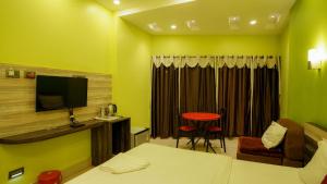 TV a/nebo společenská místnost v ubytování Hotel Shantinivas !! 100 Mts From TARAPITH TEMPLE !!