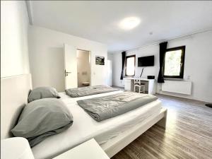 a large white bedroom with a large bed in it at Aparthotel Peerless Dine in Heidenheim an der Brenz