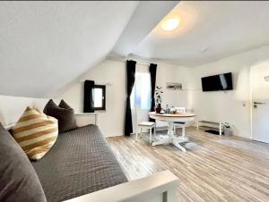 ハイデンハイム・アン・デア・ブレンツにあるAparthotel Peerless Dineのリビングルーム(ベッド1台、テーブル付)