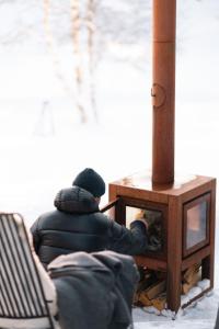 une personne assise devant une télévision dans la neige dans l'établissement Ådalsvollen retreat, à Verdal