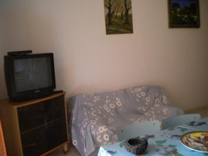 アルゲーロにあるVilla Nespole e Vermentinoのリビングルーム(テレビ、テーブル、椅子付)