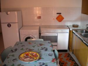 A kitchen or kitchenette at Villa Nespole e Vermentino