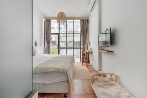 - une chambre avec un lit et une grande fenêtre dans l'établissement H& Kuma B&B, à Jian