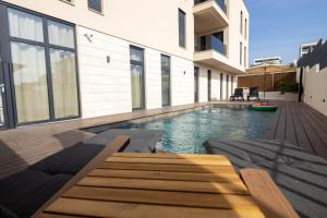 uma casa com piscina num quintal em Villa Sorriso em Sveti Filip i Jakov