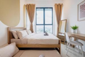 een slaapkamer met een bed, een bureau en een raam bij Muji Home Lavile KL Sunway Velocity 双威永乐城中文房东Pool in Kuala Lumpur