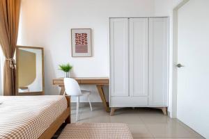 a bedroom with a bed and a desk with a mirror at Muji Home Lavile KL Sunway Velocity 双威永乐城中文房东Pool in Kuala Lumpur
