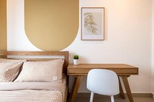 a bedroom with a desk and a bed and a chair at Muji Home Lavile KL Sunway Velocity 双威永乐城中文房东Pool in Kuala Lumpur