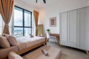 a bedroom with a bed and a desk and a window at Muji Home Lavile KL Sunway Velocity 双威永乐城中文房东Pool in Kuala Lumpur