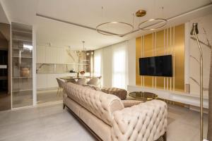 un soggiorno con un divano e una TV di Villa Sorriso a Sveti Filip i Jakov (Santi Filippo e Giacomo)