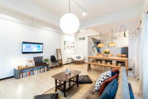 un salon avec un canapé et une table dans l'établissement Merry House Chiang Mai, à Chiang Mai