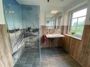 Ένα μπάνιο στο Holiday home on Bornfeld +35 φωτογραφίες