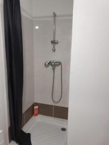 Un baño con ducha con cortina de ducha. en 2 pièces + Parking à 15 min de Paris, en Argenteuil