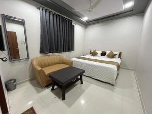 HOTEL HARE KRISHNA客房内的一张或多张床位
