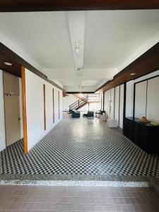 an empty hallway of an office building with a tile floor at 高島市安曇川町琵琶湖徒歩3分エクシブ 高島 近くBbQ自転車無料貸出 in Takashima