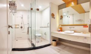 Bilik mandi di HARRIS Suites fx Sudirman