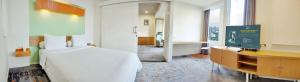 Katil atau katil-katil dalam bilik di HARRIS Suites fx Sudirman