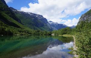 vista su un fiume in una valle con montagne di Hyt leilighet med 2 soverom a Bjorli
