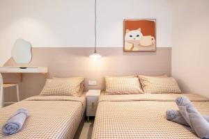 2 Betten in einem kleinen Zimmer mit 2 Schlafgelegenheiten in der Unterkunft Cozy Nest@Platz Jalan Gombak Pool Gym MeMiZoooZooo in Kuala Lumpur