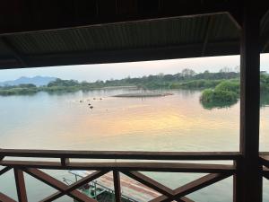 Muang Không的住宿－Happy bangalow riverside，从窗户可欣赏到河流美景