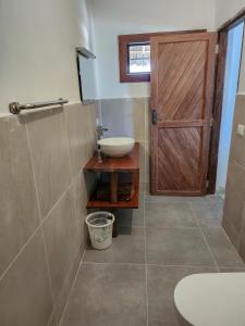 bagno con lavandino e porta in legno di Villa NOAH BEACH ZANZIBAR a Kiwengwa Altre 291 foto