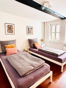 two beds sitting next to each other in a bedroom at Die Stader Sehnsucht in Stade