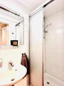a bathroom with a sink and a shower at Die Stader Sehnsucht in Stade +5 photos