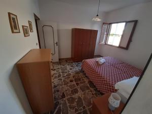 une petite chambre avec un lit et une fenêtre dans l'établissement Trilocale Pescoluse fronte mare, à Marina di Pescoluse