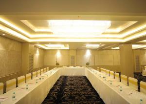 Essentia Luxury Resort & Spa Udaipur商务区和/或会议室