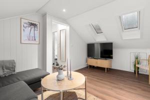 sala de estar con sofá y TV en 3 Bedroom Appartment Close To The Technologypark and University en Kongsberg