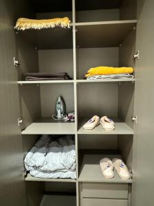 um closet com prateleiras e sapatos em Luxurious 2 bedroom Apartment in Trade Center no Dubai
