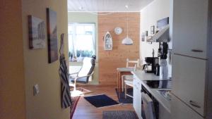 eine Küche mit einem Kühlschrank und einem Esszimmer in der Unterkunft Ferienwohnung im Schwedenhaus in Ueckermünde