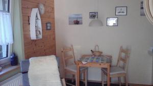 ein Raum mit einem Tisch und zwei Stühlen und einem Tisch und einem Tisch in der Unterkunft Ferienwohnung im Schwedenhaus in Ueckermünde